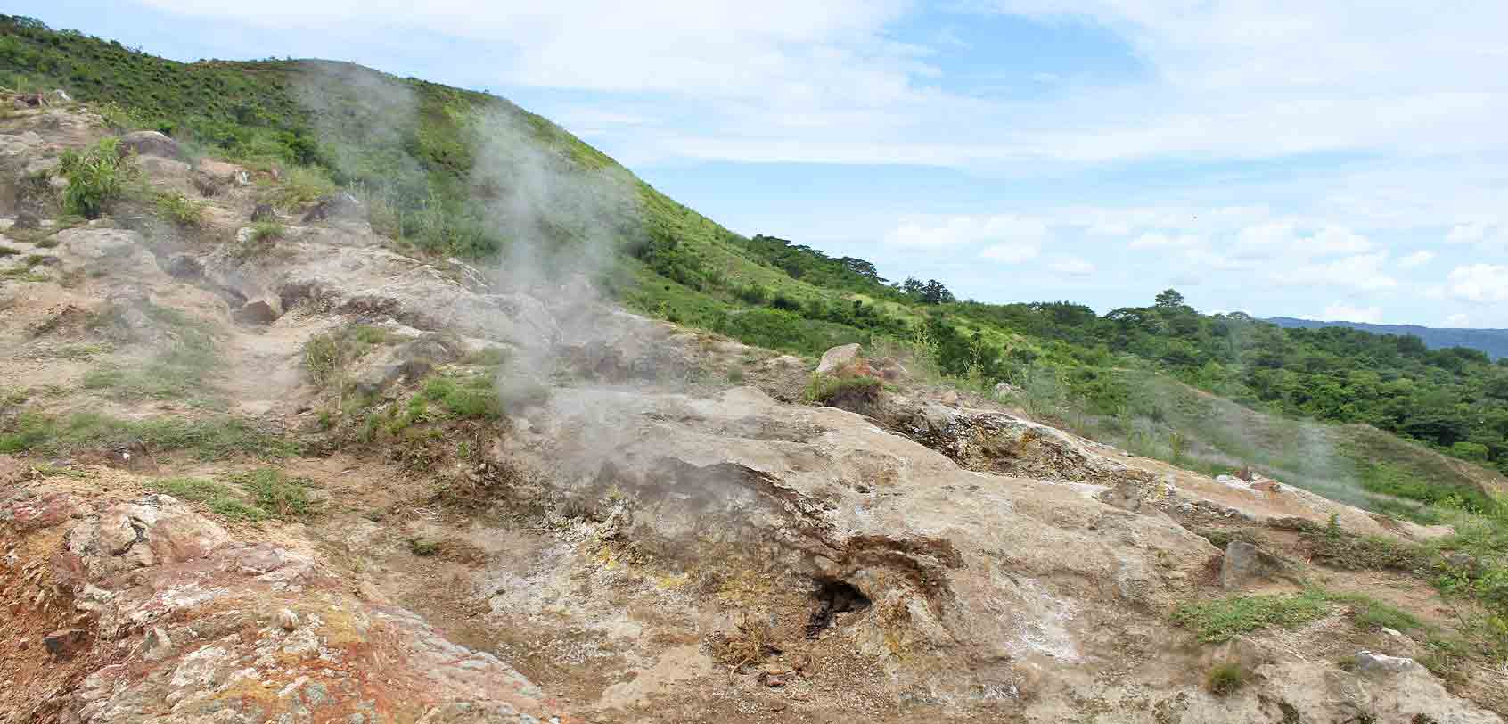 Taal Volcano: Fumeroles Steam