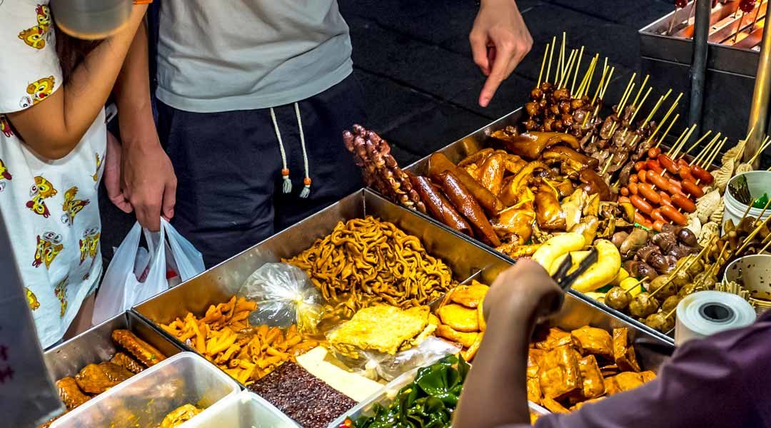 What to Eat & Drink at Raohe Night Market in Taipei: Taiwan Street Food