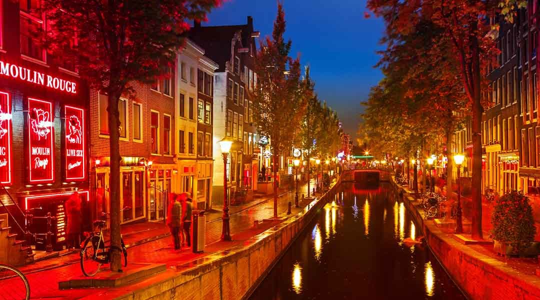 Amsterdam Red Light District: What’s It Like (Facts & Travel Tips)