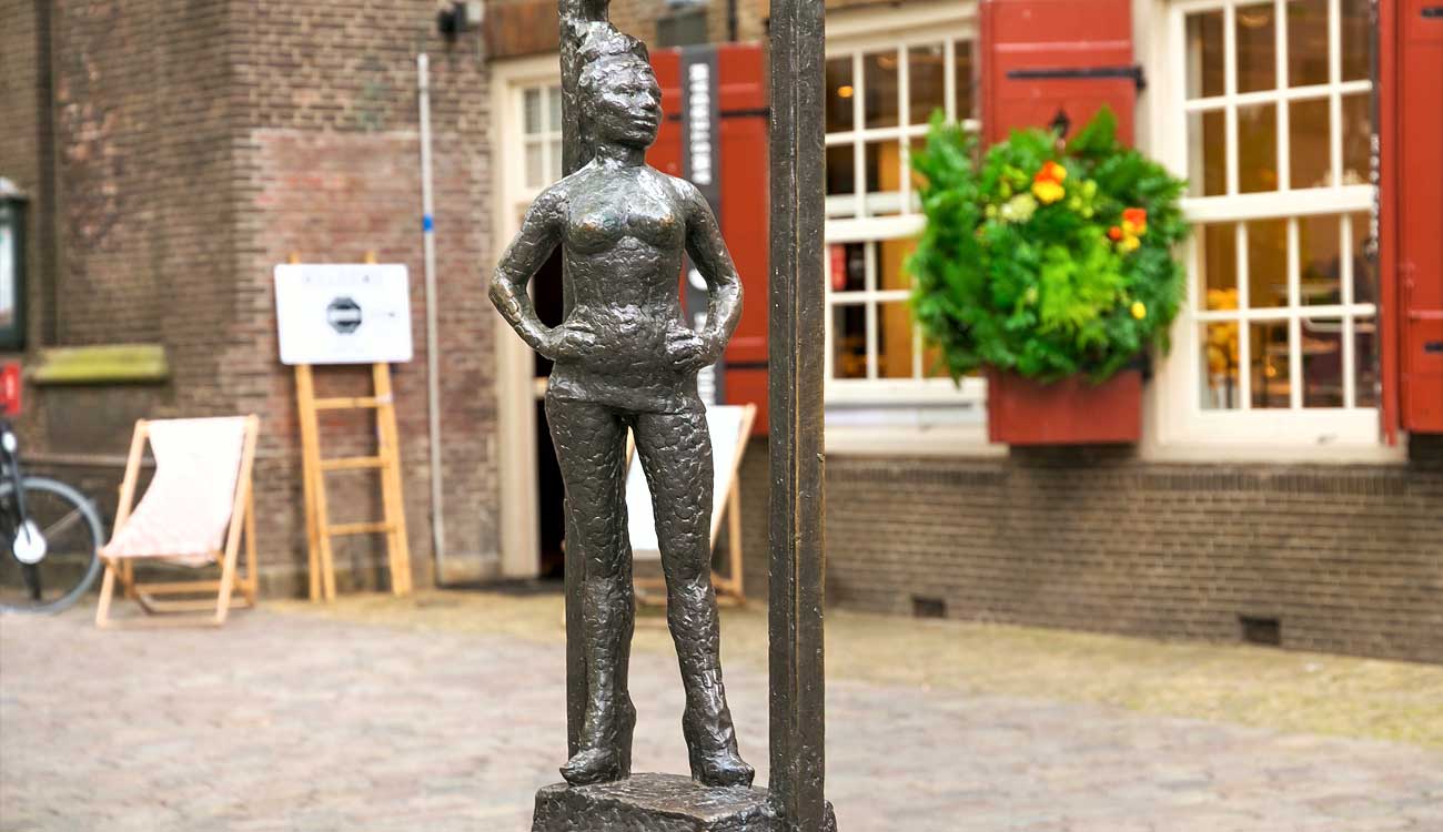 Bronze statue of Belle 